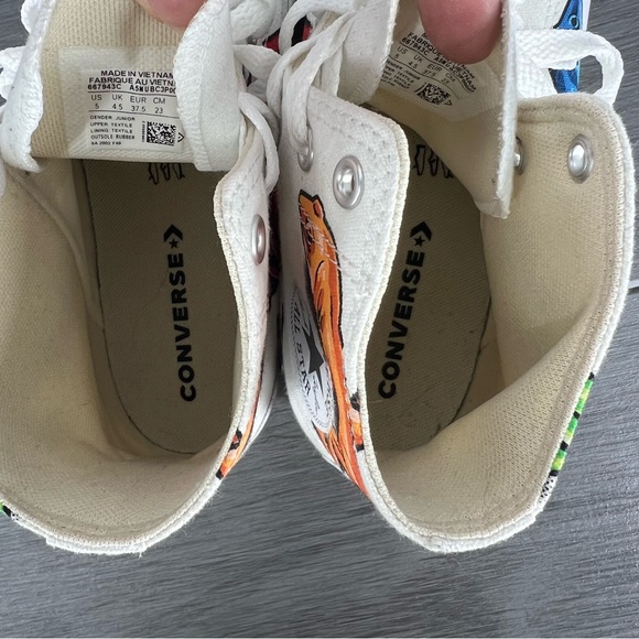 Like new converse high top shoes with gecko lizards junior size5 limited - Picture 6 of 10